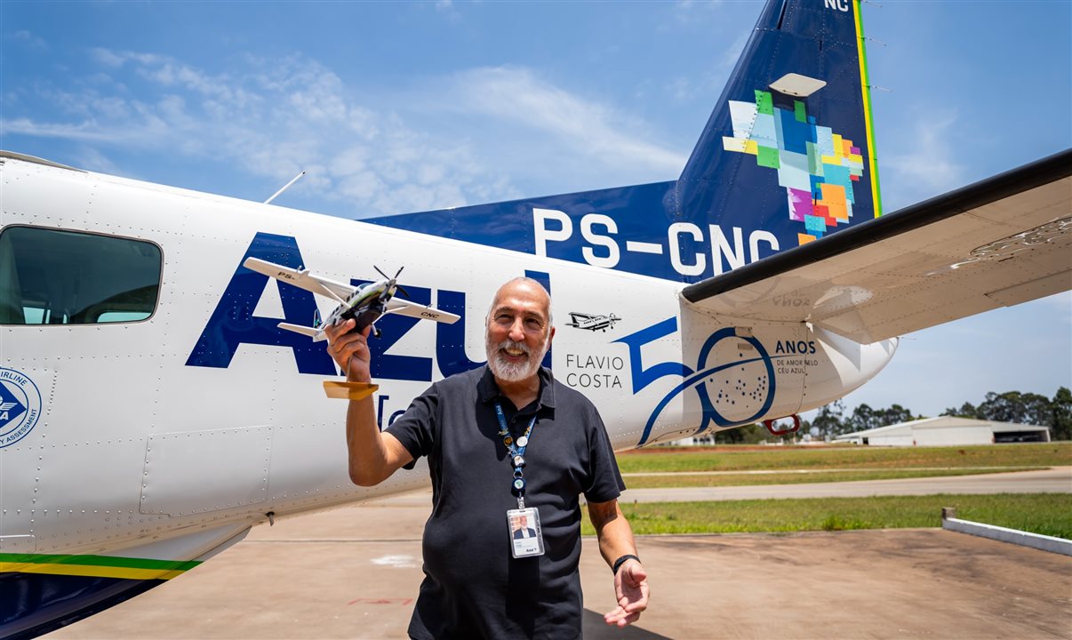 Flávio Costa, um dos fundadores da Azul, é homenageado com adesivagem em aeronave