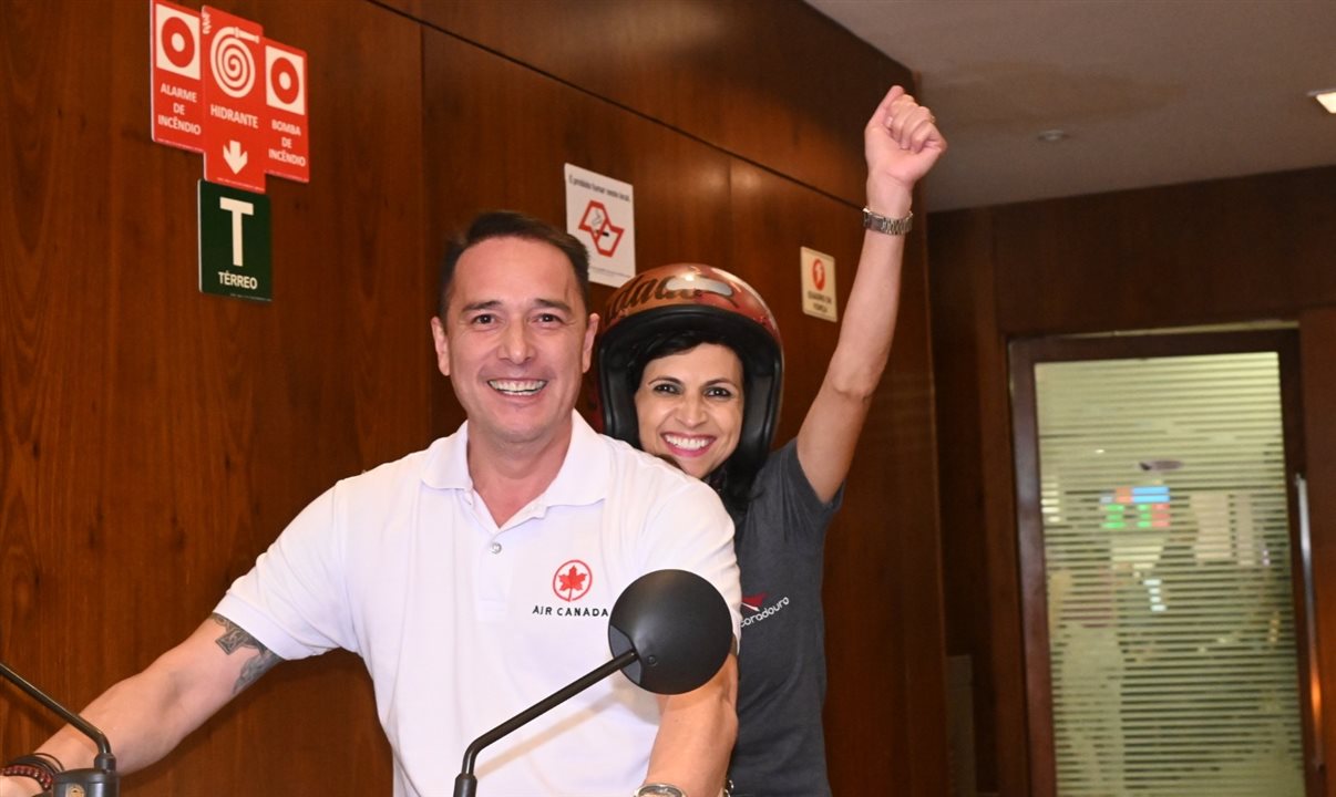 Ernesto Airosa, da Air Canada, com Valdirene Silveira, da Ancoradouro, colaboradora que venceu a campanha de vendas