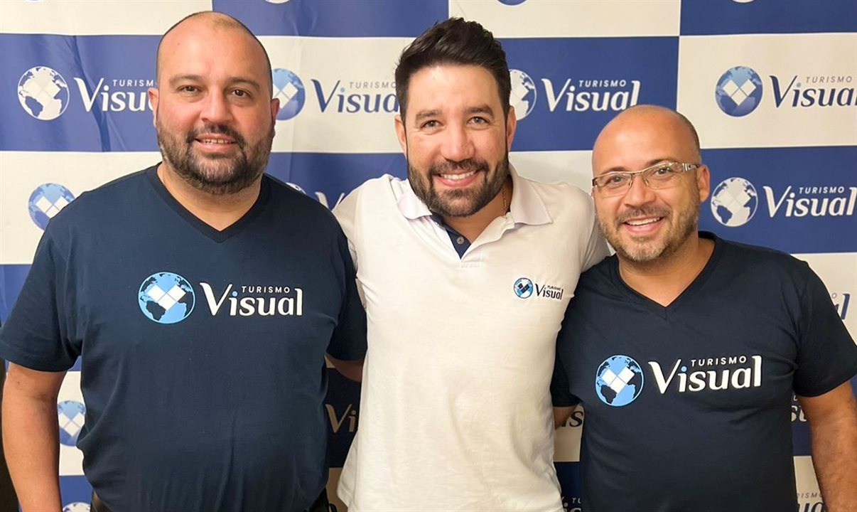 Hugo Lagares, diretor da Visual Turismo, entre Leandro Roberto e Thiago Benatti, novos 