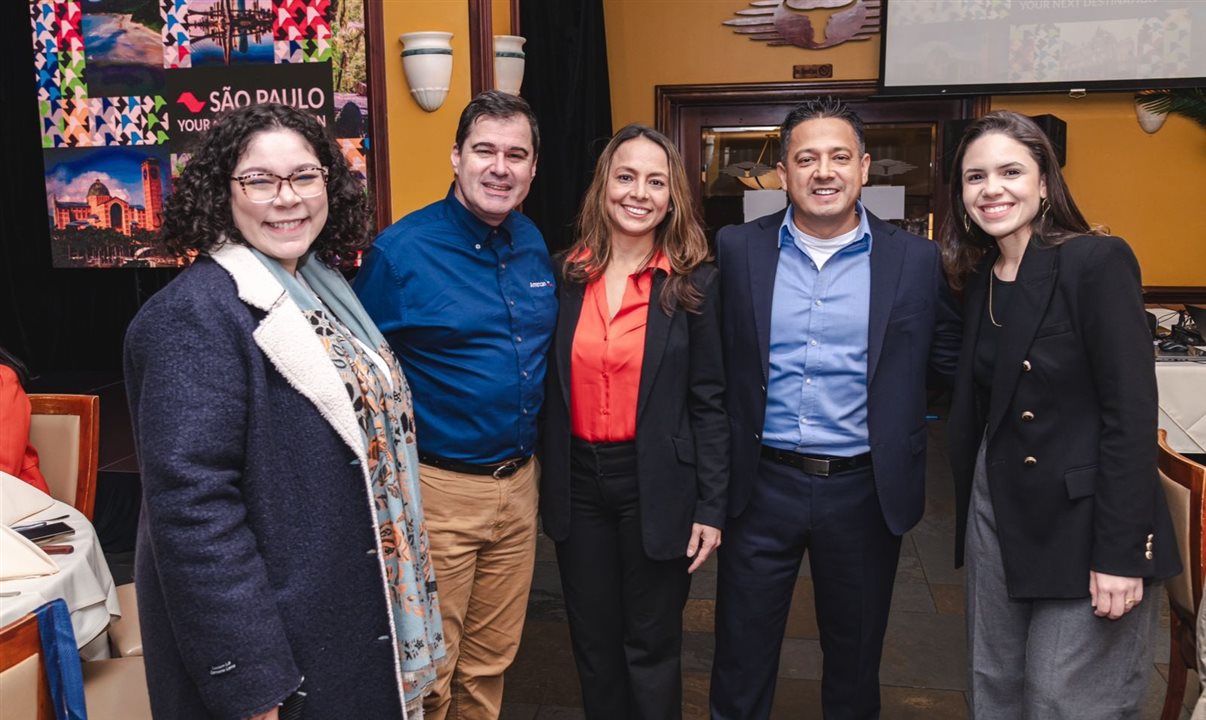 Karoline Barbosa, da Secretaria Municipal de Turismo de São Paulo, com representantes das companhias aéreas