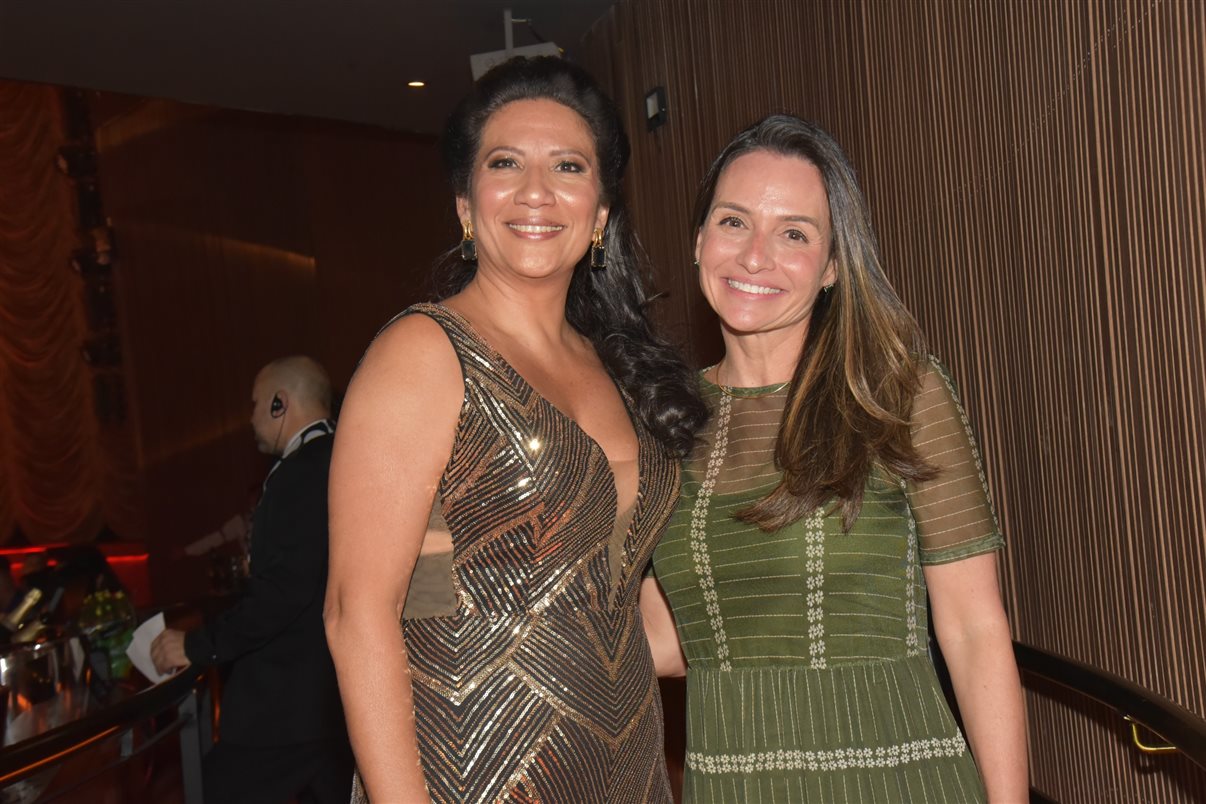 A diretora de Vendas e Marketing do Roxy Dinner Show, Ingrid Videira, e Roberta Werner, diretora do Visit Rio