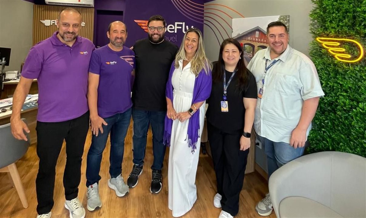 Caio Asensio (franqueado), Valber Ribeiro (franqueado), Rui Pimenta (gerente executivo de Vendas BeFly Travel), Carol Asensio (franqueada), Karen Naka (especialista em back office BeFly Travel), e Eder Masini (especialista de Operação de Franquias)