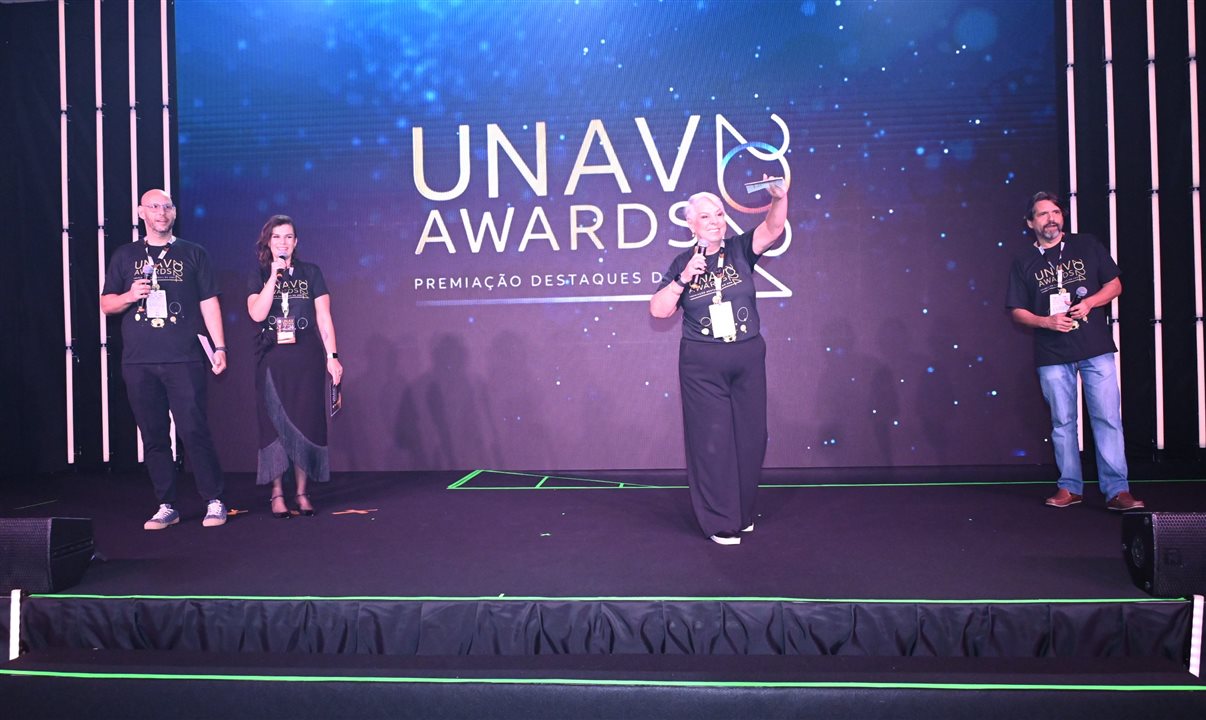 Ines Melo, CEO da Unav, com sua equipe no Unav Awards 2024