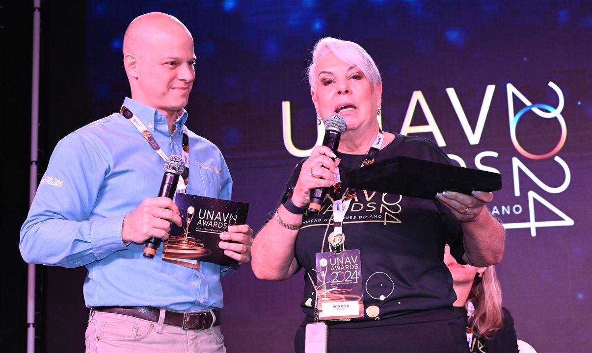 José Guilherme Alcorta e Ines Melo no palco do Unav Awards