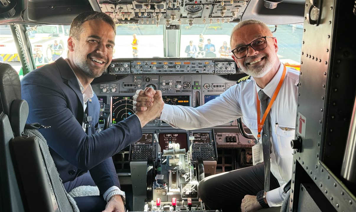 Eduardo Leite, governador do Rio Grande do Sul, entrou na cabine de comando do voo de retomada da Gol para Porto Alegre. Ele está ao lado do comandante Zacani, responsável pelo voo