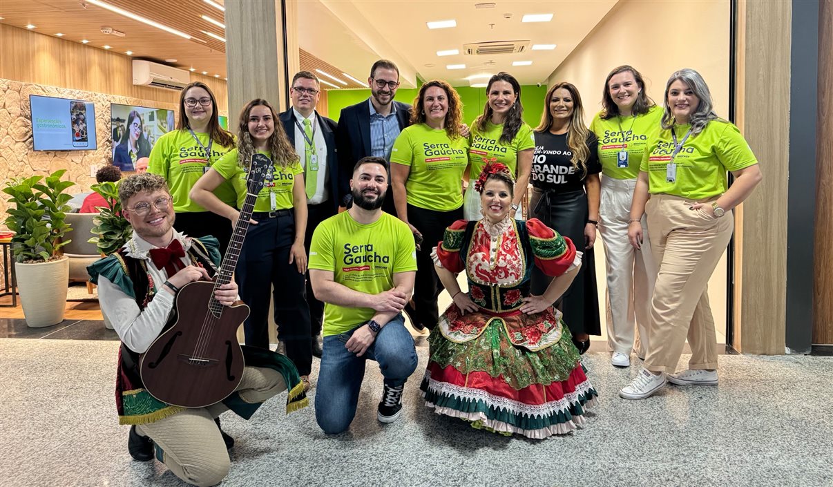 Ricardo Reginato, secretário de Turismo de Gramado, com o time da Brocker Turismo