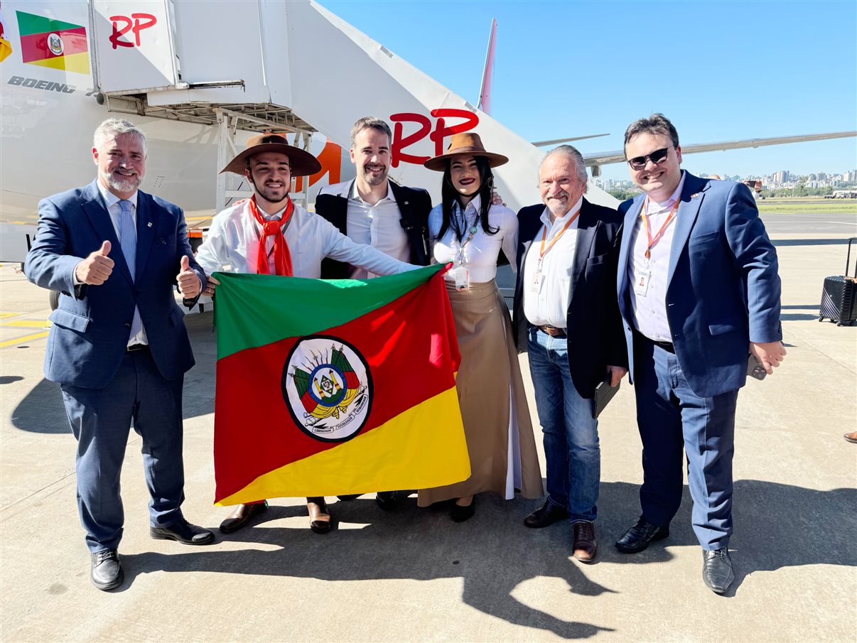 Eduardo Leite, governador do Rio Grande do Sul, e Paulo Pimenta, ministro de Apoio à Reconstrução do Rio Grande do Sul, recepcionaram os voos que chegaram ao Salgado FIlho nesta manhã de segunda (21)