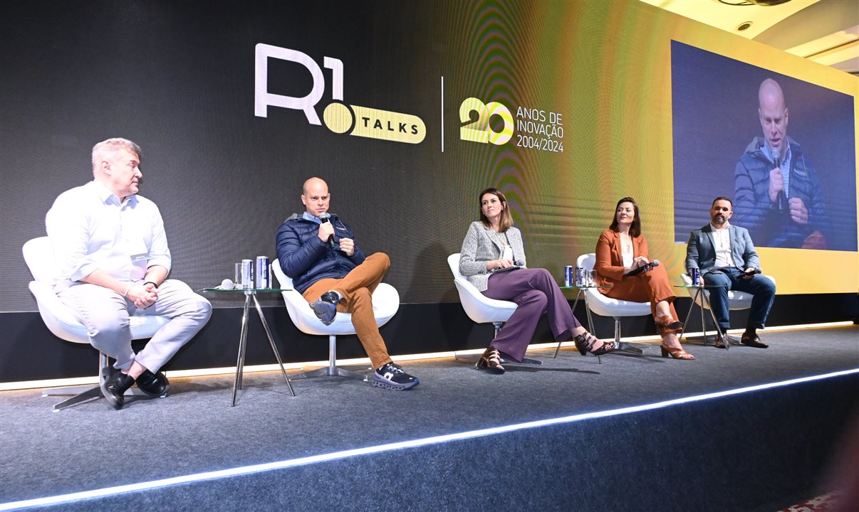 Carlos Parente, mediador do debate, José Guilherme Alcorta, da PANROTAS, Mariana Garbin, da CNN Brasil, Luana Nogueira, da Alagev, e Diogo Morais, do Grand Mercure Ibirapuera