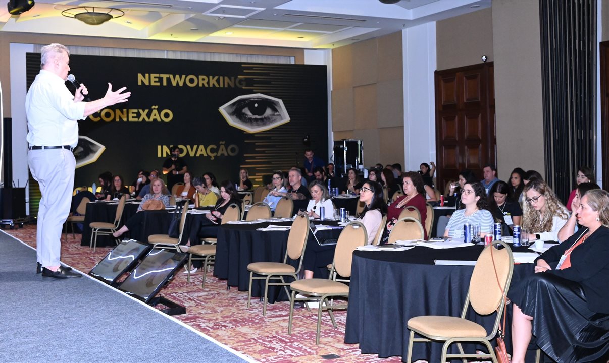 Carlos Parente realiza palestra sobre dificuldades de uma boa comunicação