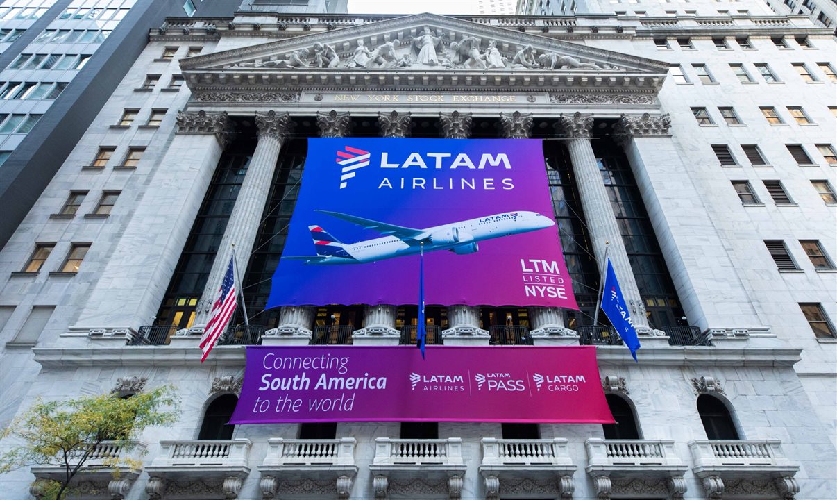 Banner da Latam em destaque na Bolsa de Valores de Nova York