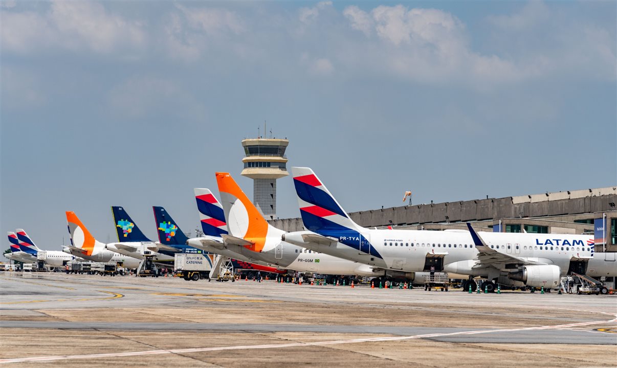 Aeronaves de Azul, Gol e Latam no aeroporto de Congonhas (SP), um dos maiores responsáveis pela movimentação doméstica do Brasil