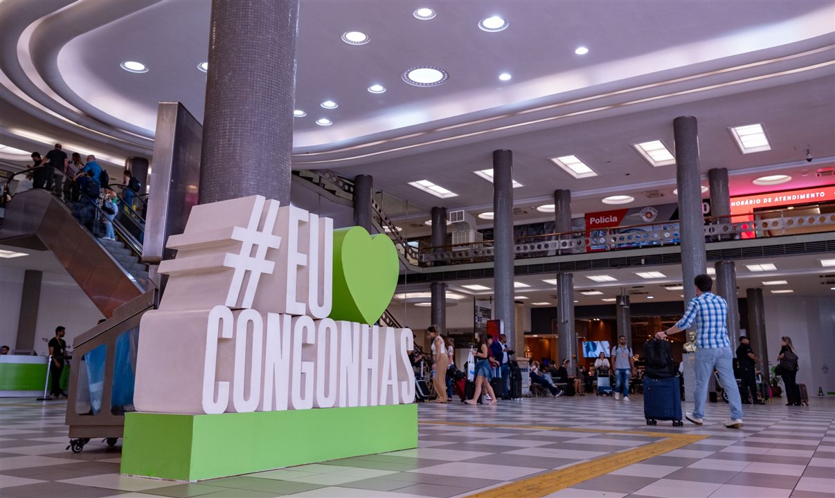 Atendimento acontece pelo WhatsApp, no número (11) 5090-9174, e pode ser acessado por QR codes distribuídos nos 17 aeroportos administrados pela Aena no Brasil