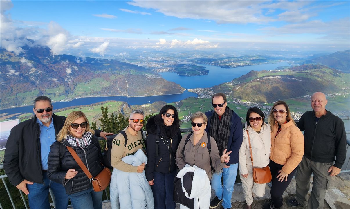 Luiz Zaroni (Zaroni Viagens), Carla Magalhães (Outback Turismo), Joaquim Carvalho (Creta Viagens), Paola Karam (Ask Tour), Iolanda Klaic (Dialtour), Eduardo Barbosa (Flot), Andrea Nakada (Andy Tour), Patrícia Jolie (Flot) e Silvio Campbell (Chancetour) na montanha Stanserhorn