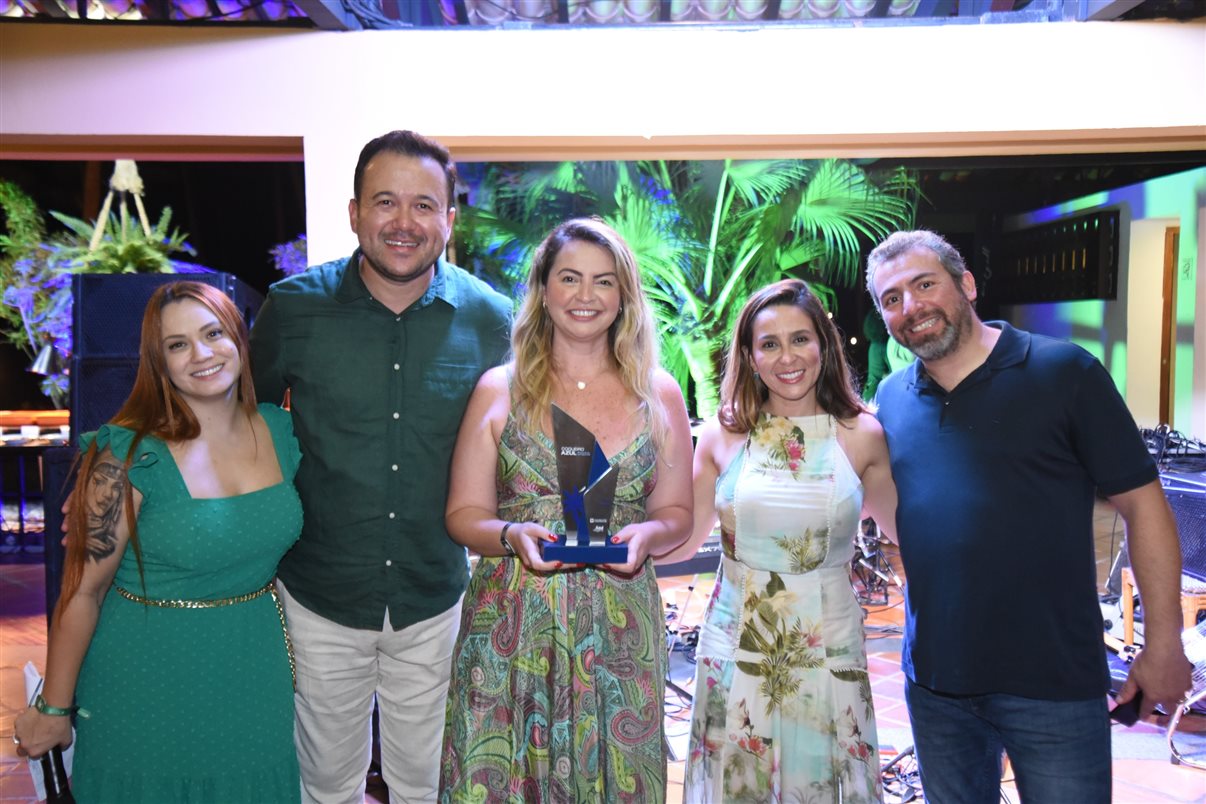 Dani Terressan, da Duemondi Viagens Itu, recebe o seu troféu dos executivos de Azul Viagens e Transamerica Comandatuba