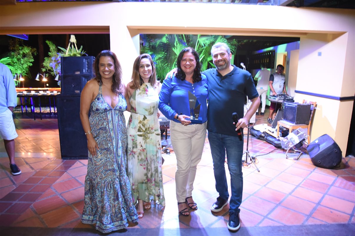 Dani Terressan, da Duemondi Viagens Itu, recebe o seu troféu dos executivos de Azul Viagens e Transamerica Comandatuba