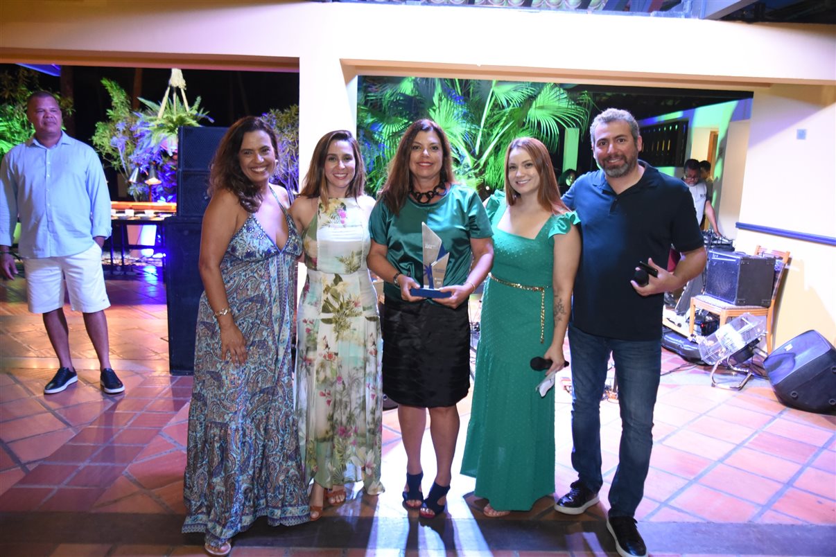 Dani Terressan, da Duemondi Viagens Itu, recebe o seu troféu dos executivos de Azul Viagens e Transamerica Comandatuba