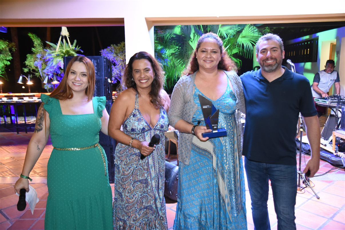 Dani Terressan, da Duemondi Viagens Itu, recebe o seu troféu dos executivos de Azul Viagens e Transamerica Comandatuba