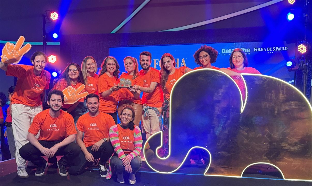 Time de Marketing da Gol: Com o troféu em mãos (ao centro da foto), Andrea Piagentini, gerente de marketing da Gol, Carla Fonseca, vice-presidente da Gol e CEO da Smiles, e Kaue Ligeiro Garcia, gerente de Eventos e Patrocínios do Grupo Gol