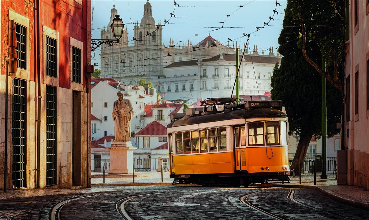 Para poder entrar e permanecer em Portugal para estudo, trabalho ou outros fins que excedam mais de 90 dias em qualquer período de 180 dias, os brasileiros precisam obter um visto de longo prazo