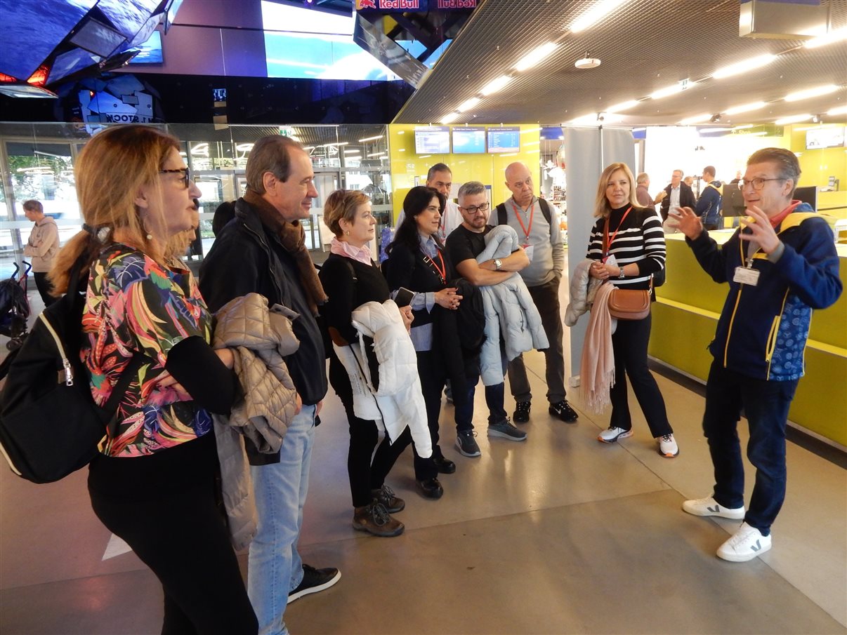 Marcel Gstadtner, head de Vendas do Museu Suíço do Transporte, guia famtour da Flot durante visita ao complexo