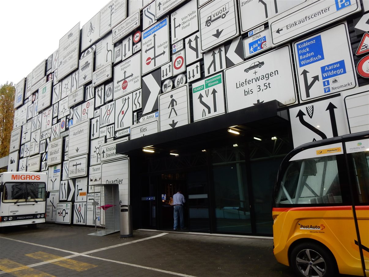 Marcel Gstadtner, head de Vendas do Museu Suíço do Transporte, guia famtour da Flot durante visita ao complexo