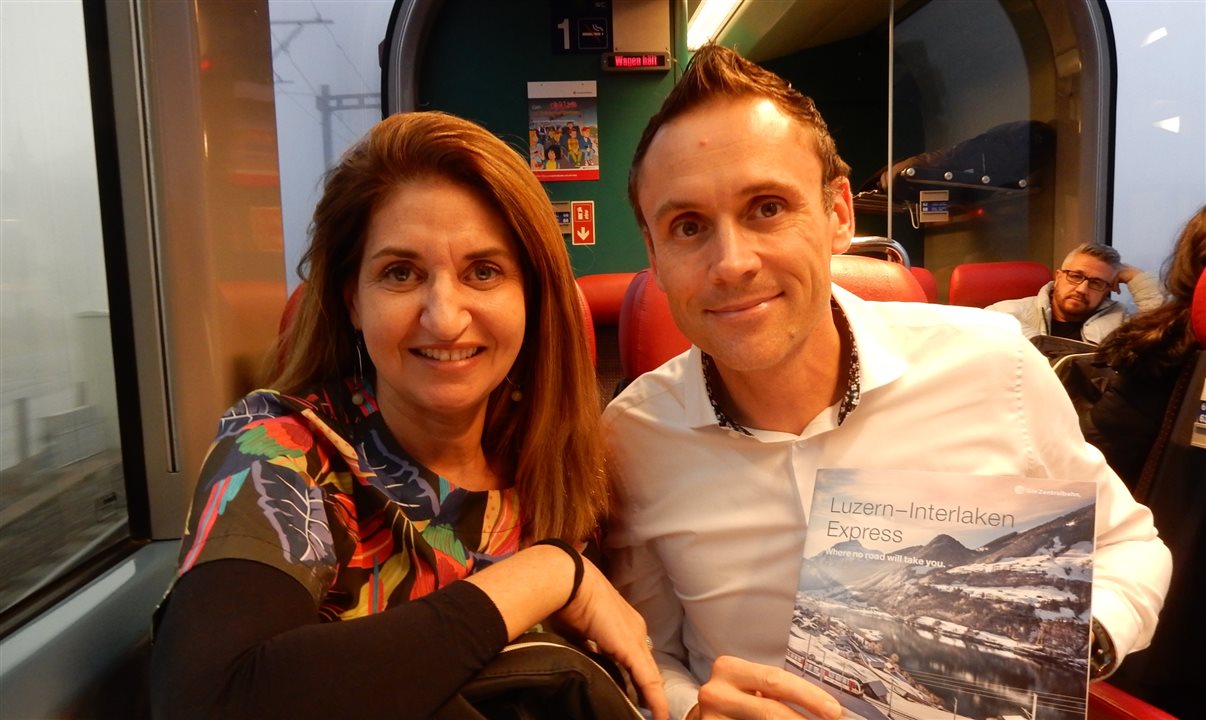 Vanda Catão (gerente regional do Turismo da Suíça Central para o Brasil e América Latina) com Stefan Pfister (head de Vendas da Zentralbahn/SBB) na linha ferroviária entre Lucerna e Engelberg