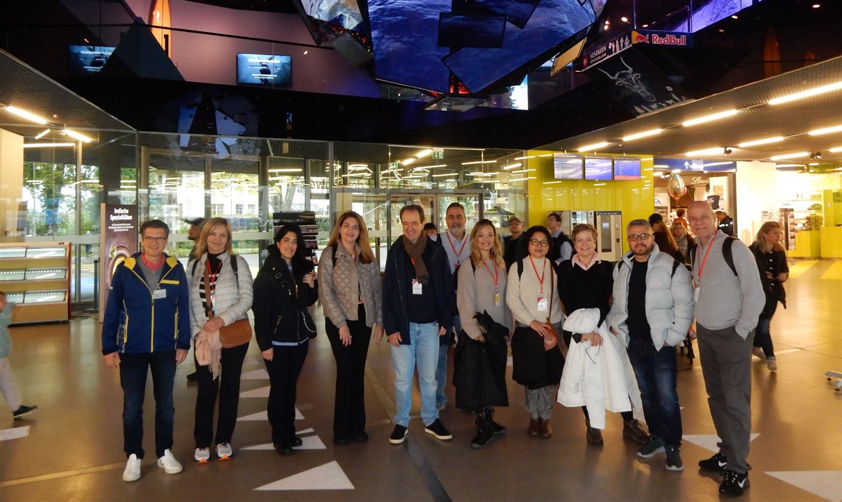 Marcel Gstadtner (head de Vendas do Museu Suíço do Transporte) guiou famtour da Flot durante visita ao complexo situado em Lucerna