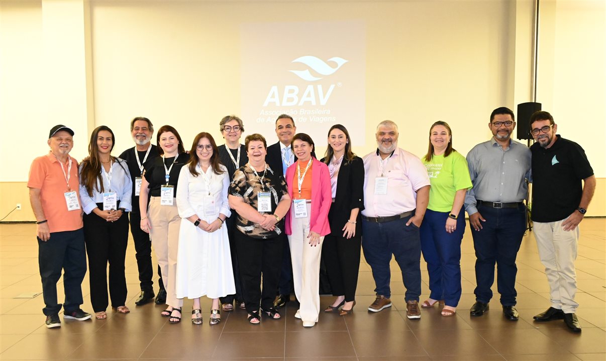 Dirigentes dasa Abavs regionais com Ana Carolina Medeiros, da Abav Nacional