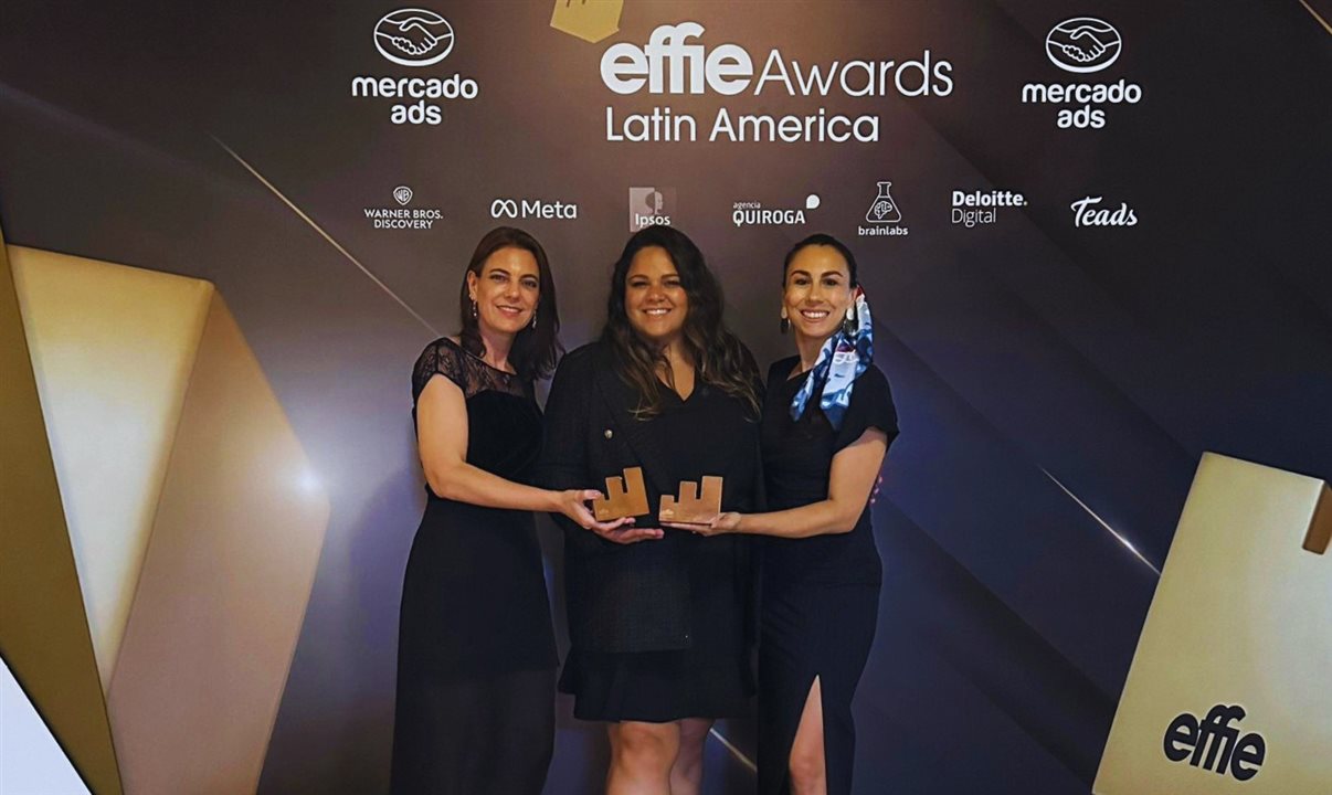 Jeanini Pedroso da Graphene, Juliana Silva e Nivea Beyrute, todas da Latam, receberam o Effie Awards em cerimônia realizada em Cartagena nesta quinta (24)