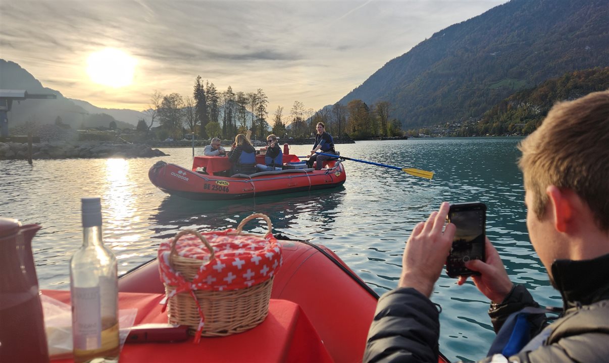 Tobias Ryter (Turismo de Interlaken) tira foto de agentes de viagens brasileiros durante Raclette Rafting