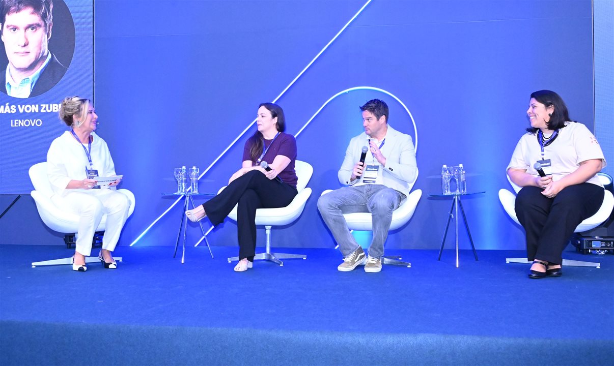 Viviânne Martins (Academia de Viagens), Fiorella Zocchi (Uol), Tomas Von Zuben (Lenovo) e Janaina Medeiros (Elopar) participam de painel no Download 2024