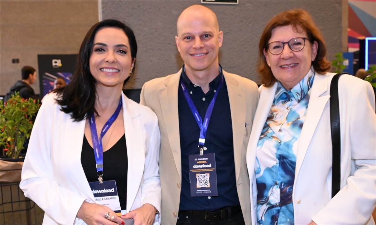 Izabella Camargo, responsável pela palestra de abertura, com José Guilherme Alcorta e Heloisa Prass, da PANROTAS