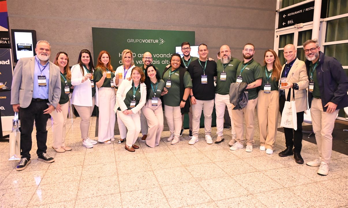 Artur Luiz Andrade, da PANROTAS, Vivianne Martins, da Academia de Viagens Corporativas, e José Guilherme Alcorta, da PANROTAS, com Carol Gaete, Humberto Cançado e time da Voetur