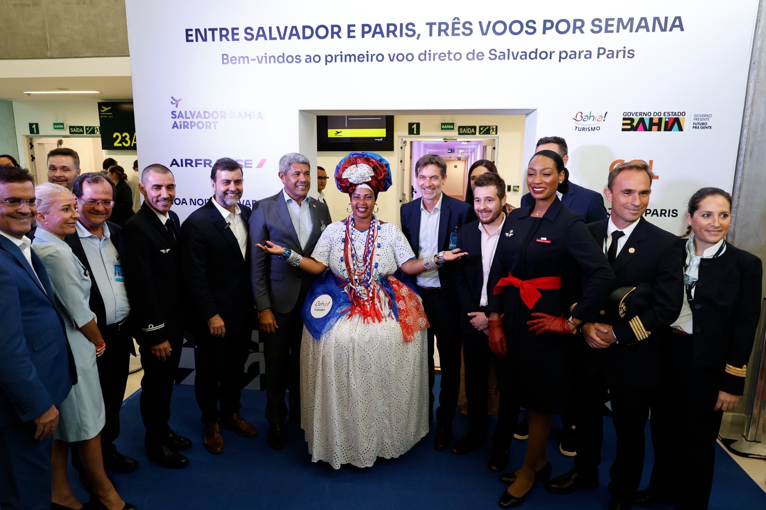 Autoridades no voo inaugural de Salvador para Paris