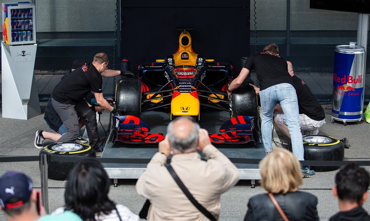 Experiência de Pit Stop em carros da Red Bull Racing e outras ativações marcam o mês de outubro para fãs do automobilismo