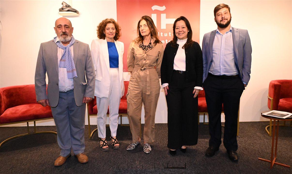 Francisco Orjales, Esther Ruiz (ambos da Câmara de Comércio de Madri no Brasil), Elvira Viedma (Turespaña), Claudia Shishido e Guilherme Carreiro (ambos da Air Europa)