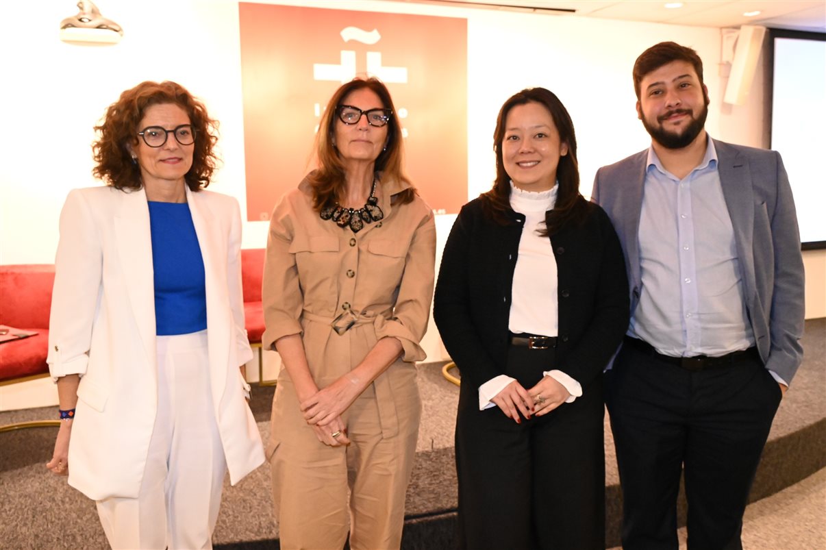 Ester Calvo Ruiz, da Câmara de Comércio de Madri, Elvira Viedma, da Turespaña, Claudia Shishido e Guilherme Carreiro, ambos da Air Europa