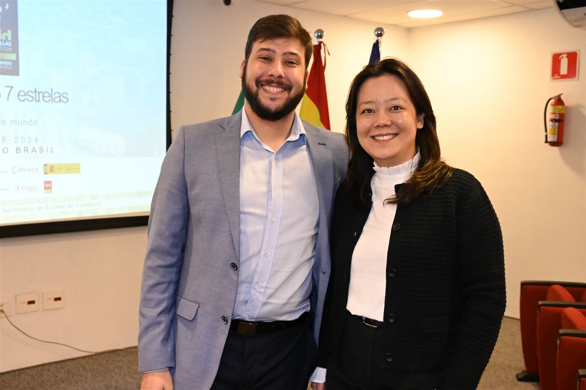 Ester Calvo Ruiz, da Câmara de Comércio de Madri, Elvira Viedma, da Turespaña, Claudia Shishido e Guilherme Carreiro, ambos da Air Europa