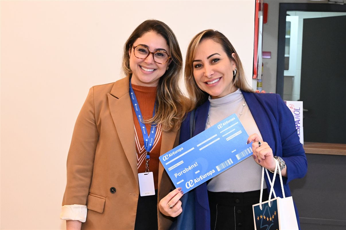 Ester Calvo Ruiz, da Câmara de Comércio de Madri, Elvira Viedma, da Turespaña, Claudia Shishido e Guilherme Carreiro, ambos da Air Europa