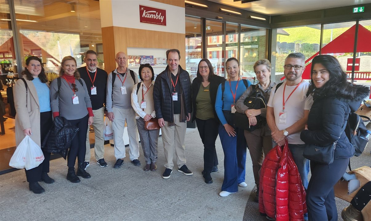 Famtour da Flot durante visita à fábrica de biscoitos da Kambly