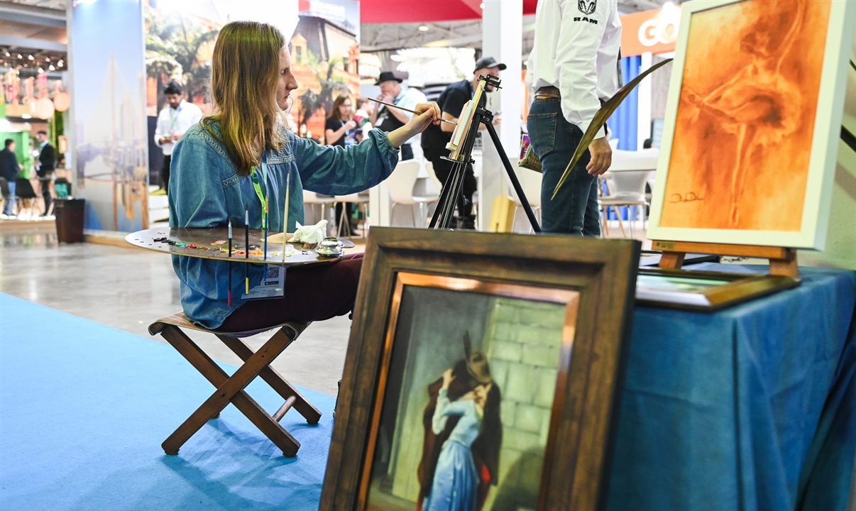 Nos corredores da feira de negócios, artistas da Associação Cultural Artes Visuais Gramado (ACAVG) vão pintar telas com as mais variadas técnicas