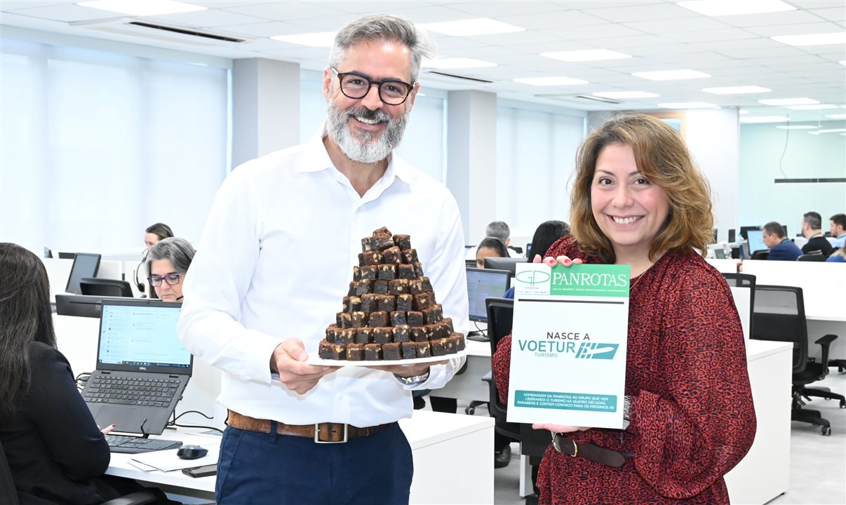 Humberto Cançado e Carolina Gaete, diretor comercial e diretora de Vendas da Voetur, celebram os 40 anos do grupo com homenagem da PANROTAS