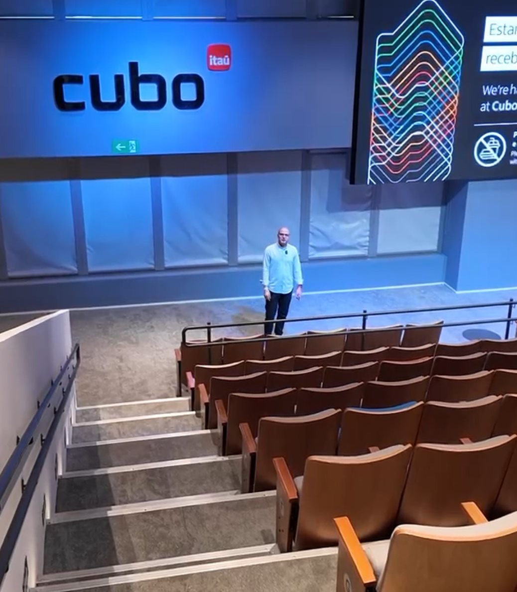 Alexandre Cordeiro nos preparativos finais no Cubo Itaú para o Travel Tech Hub Day