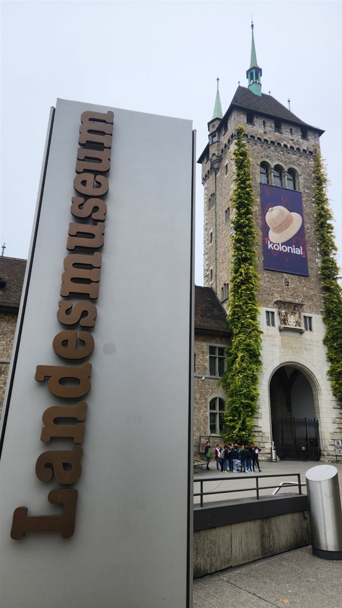 Rio Limmat corta cidade de Zurique, na Suíça