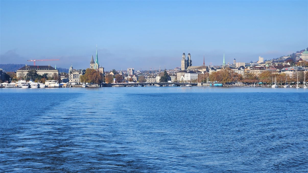 Rio Limmat corta cidade de Zurique, na Suíça