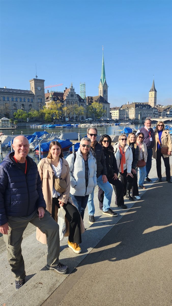 Rio Limmat corta cidade de Zurique, na Suíça