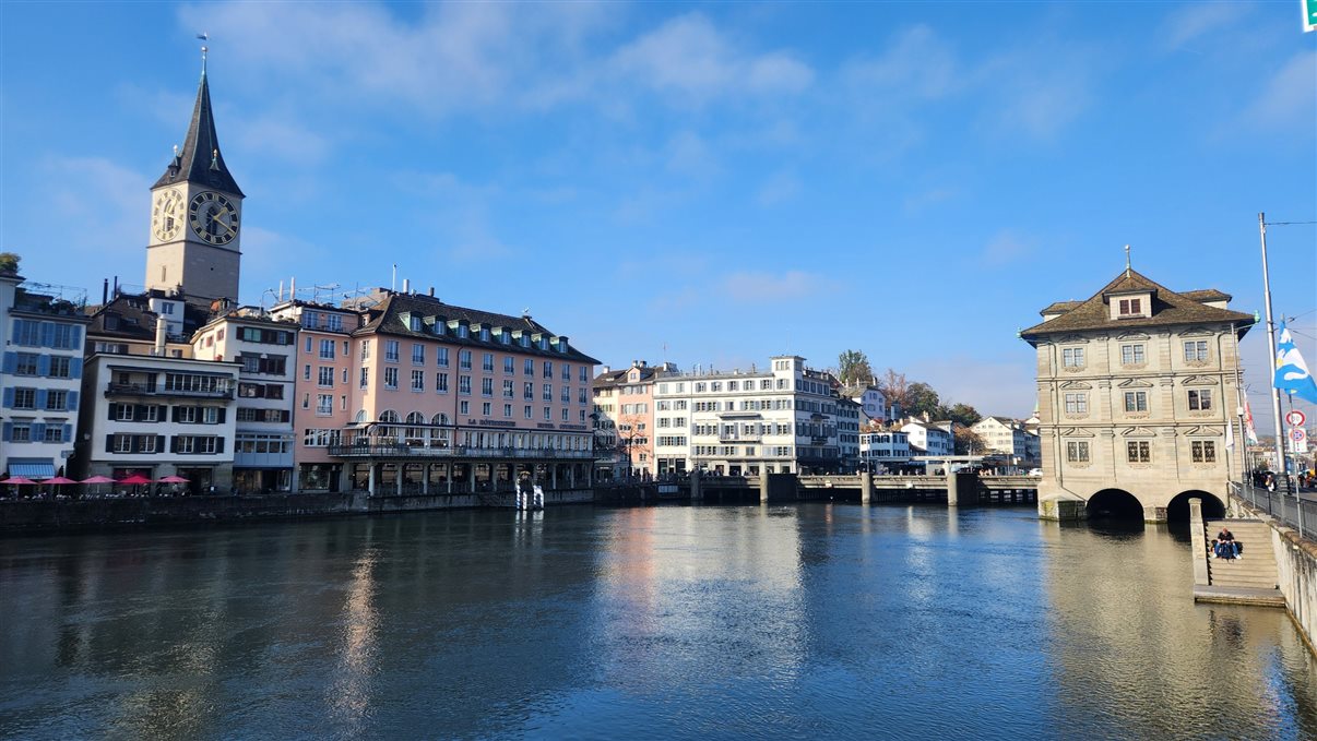 Rio Limmat corta cidade de Zurique, na Suíça