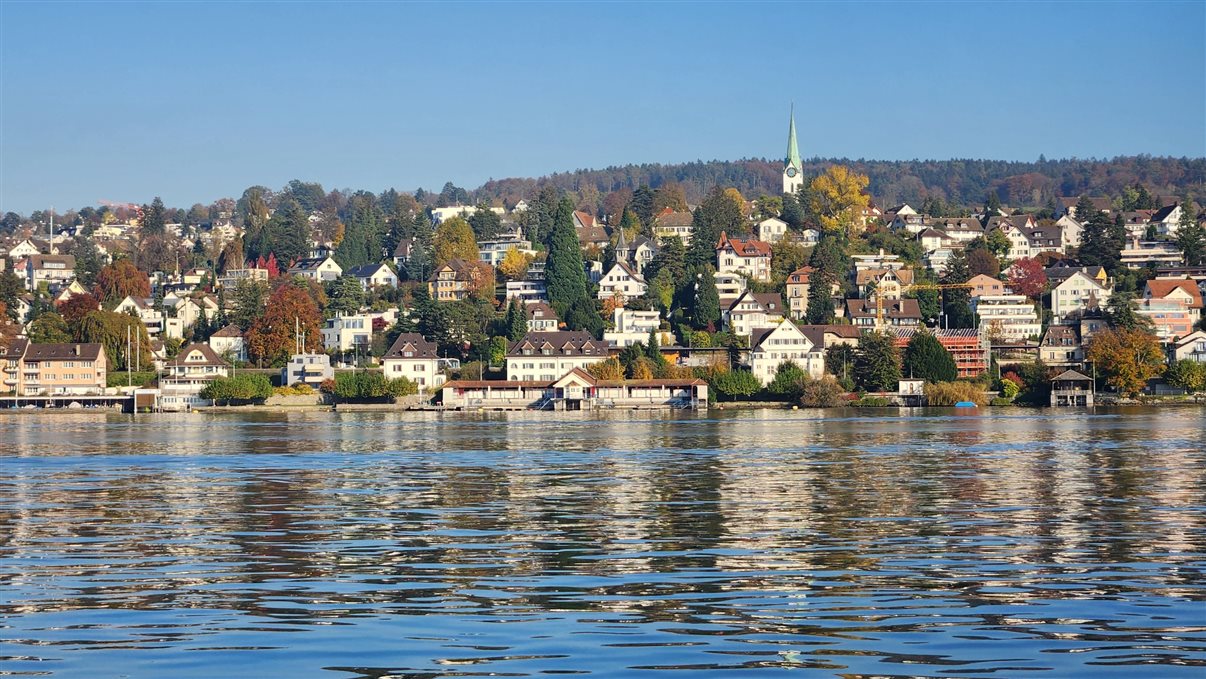 Rio Limmat corta cidade de Zurique, na Suíça