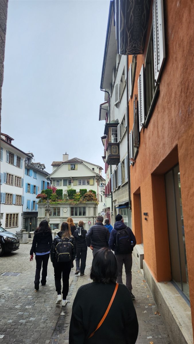 Rio Limmat corta cidade de Zurique, na Suíça