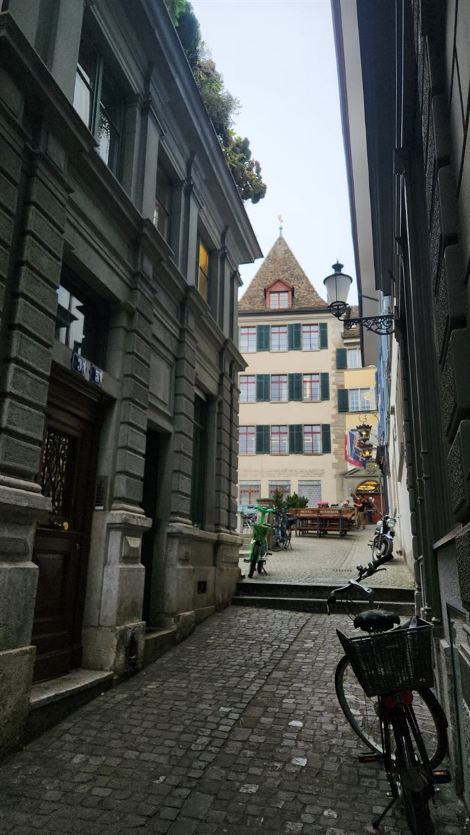 Rio Limmat corta cidade de Zurique, na Suíça